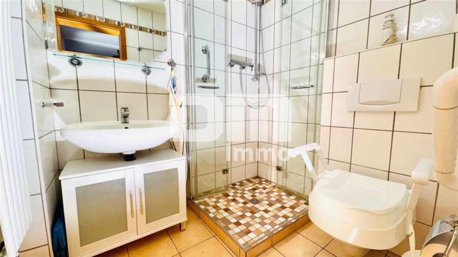 Geplegtes Einfamilienhaus mit 2 Nebengebäuden, Garten und überdachtem Freisitz - EG Bad / Dusche ebenerdig